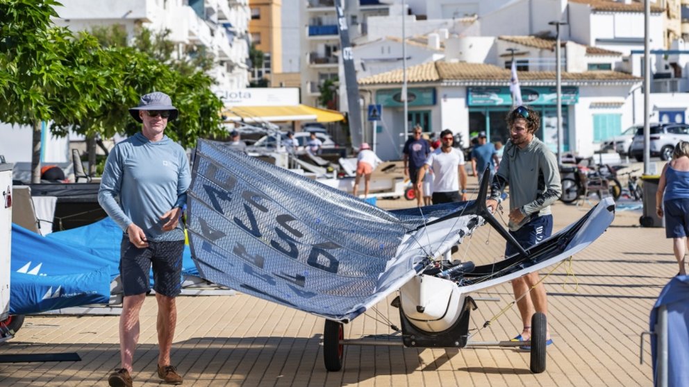 L’Escala dona el tret de sortida a l’Europeu de Moth amb una jornada d’entrenament marcada pel vent